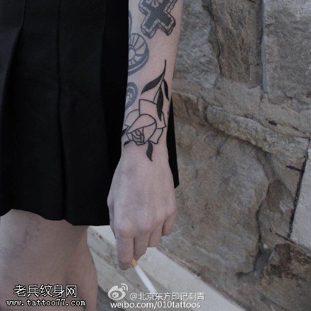 手臂点刺的玫瑰纹身图案