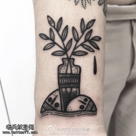 手臂上的小树苗纹身图案
