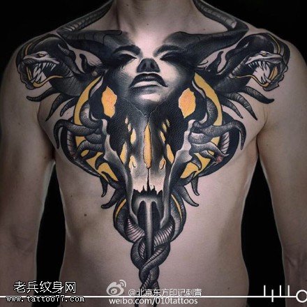 胸前的怪物女郎纹身图案