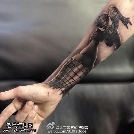手臂的超人纹身图案