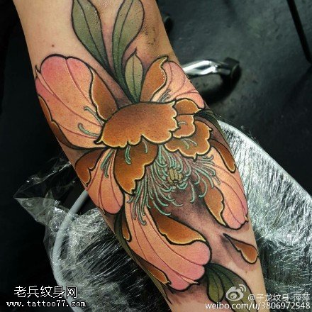 手臂牡丹纹身图案