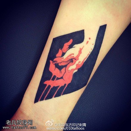 手臂的魔鬼手纹身图案
