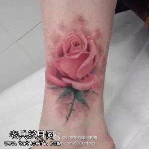 脚腕上的粉玫瑰纹身图案