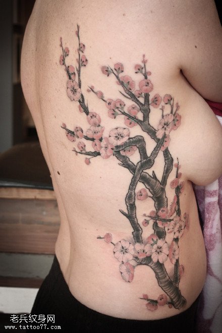 胸侧的梅花纹身图案