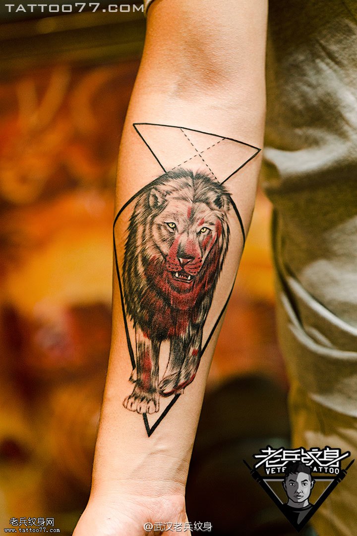 手部狮子纹身图案作品