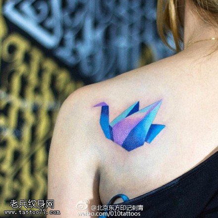 肩膀的千纸鹤纹身图案