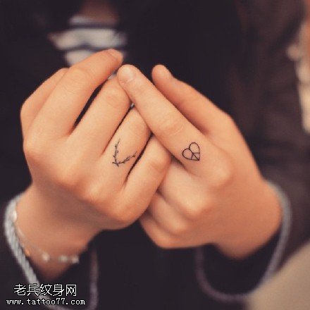 手指上的小清新纹身图案