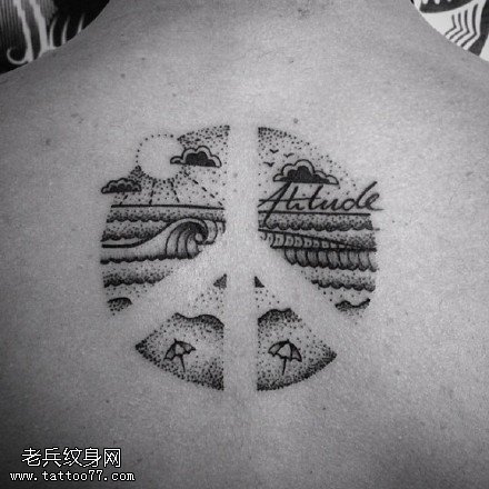 背部点刺的天空纹身图案