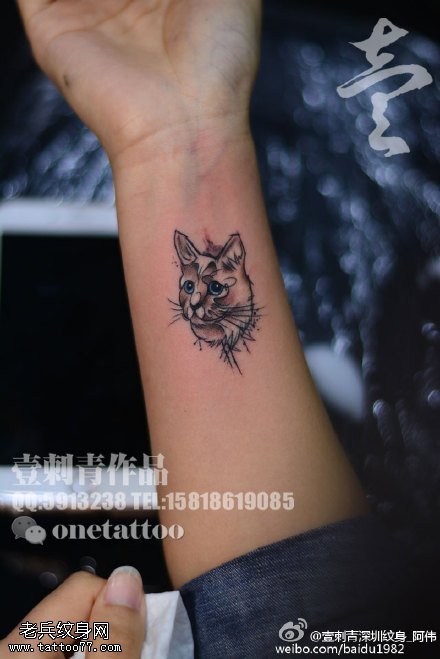 手腕上的小猫咪纹身图案