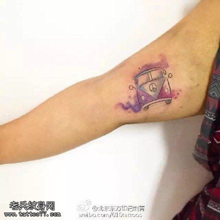 手臂水彩小汽车纹身图案