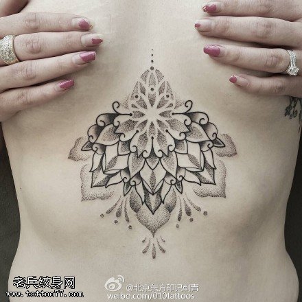 美女胸前经典莲花纹身图案