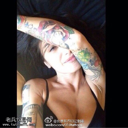 玫瑰四叶草大花臂纹身图案