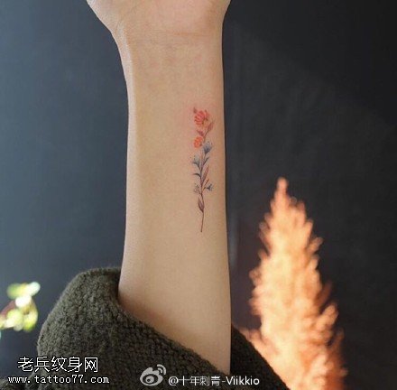 手腕清新小花纹身图案