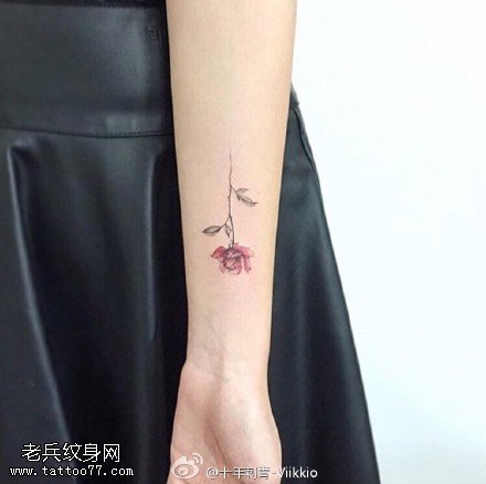 清新的小玫瑰纹身图案