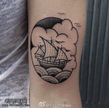 手臂点刺帆船纹身图案