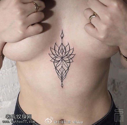 胸部点刺莲花纹身图案