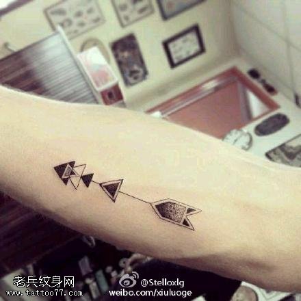 手臂几何图形箭纹身图案