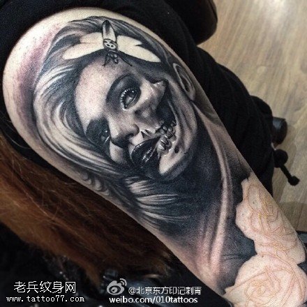 肩部的个性美女纹身图案