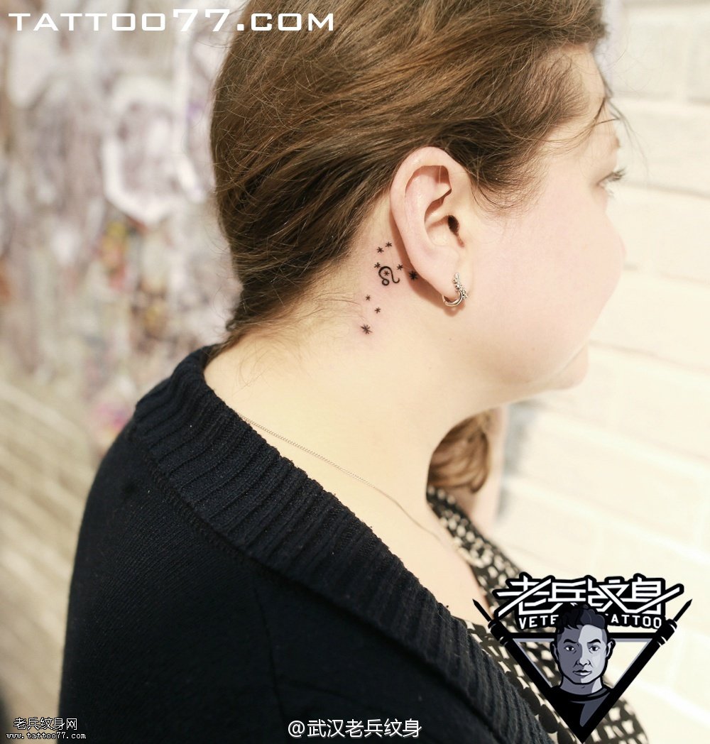 为外国美女打造的耳部星座纹身图案作品
