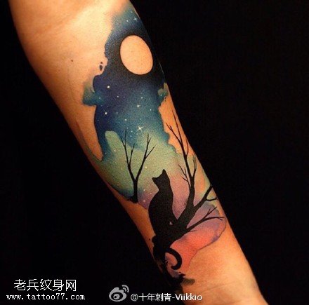 手臂的星空猫咪纹身图案