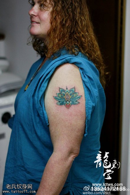 胳膊上的莲花座纹身图案