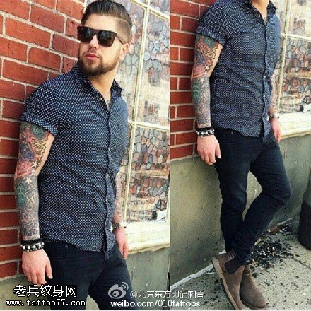 男子手臂个性纹身图案
