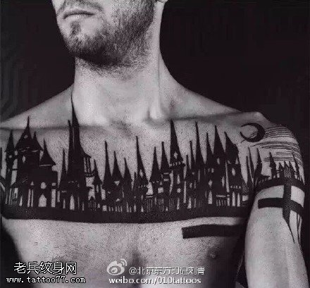 肩部上的城市纹身图案