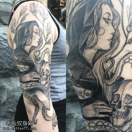 肩部的章鱼精纹身图案
