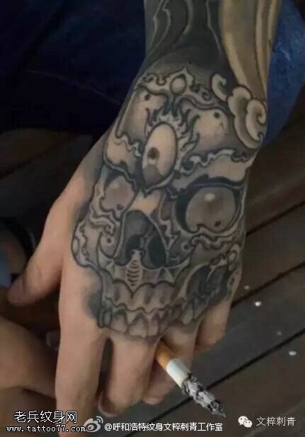 手臂上的骷髅纹身图案