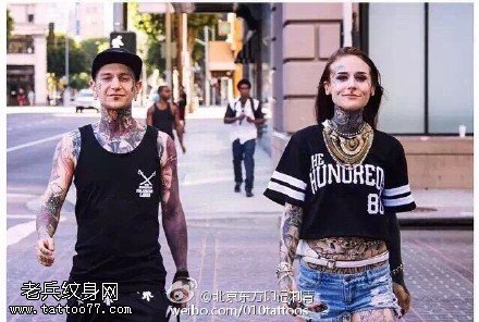 欧美风时尚的年轻人纹身图案