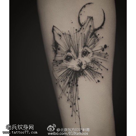 手臂点刺的猫咪纹身图案