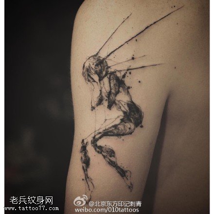 肩部水墨的小孩纹身图案