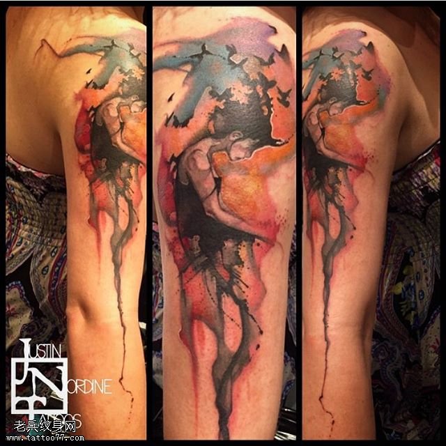 肩部水墨的女孩纹身图案