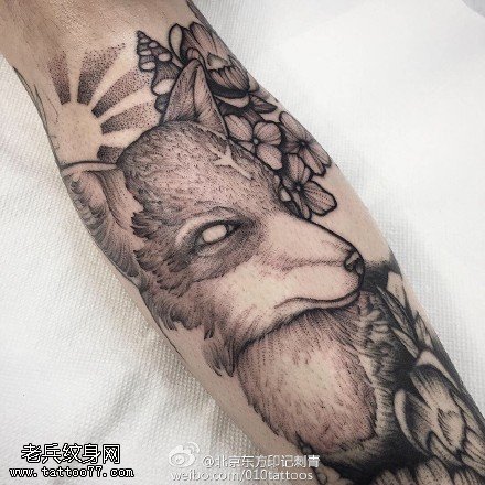 手臂上的狐狸纹身图案