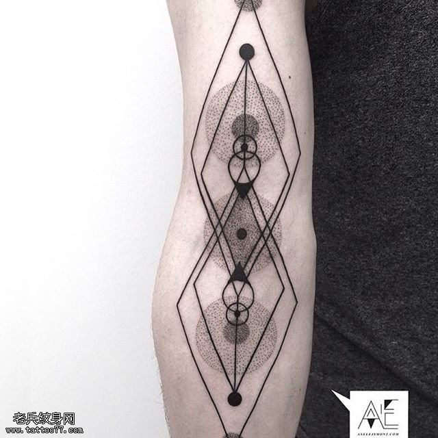 手臂连环图形纹身图案