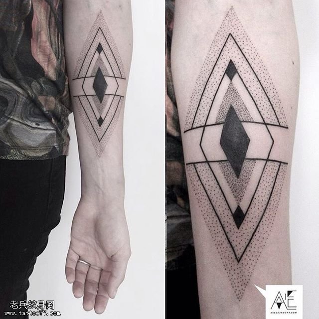 手臂点刺三角形纹身图案