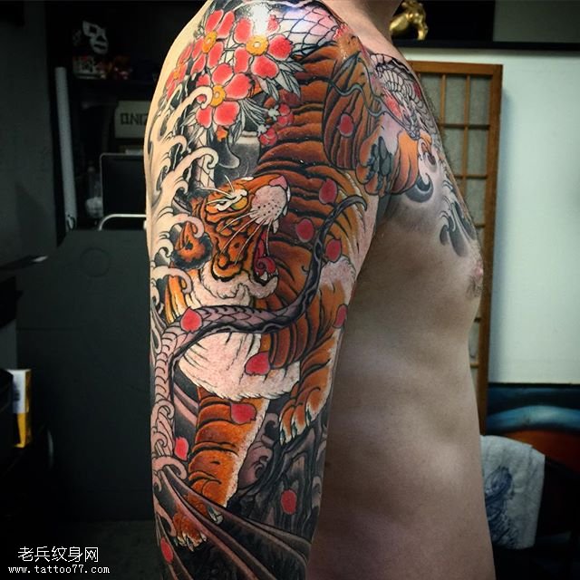 半甲老虎樱花纹身图案