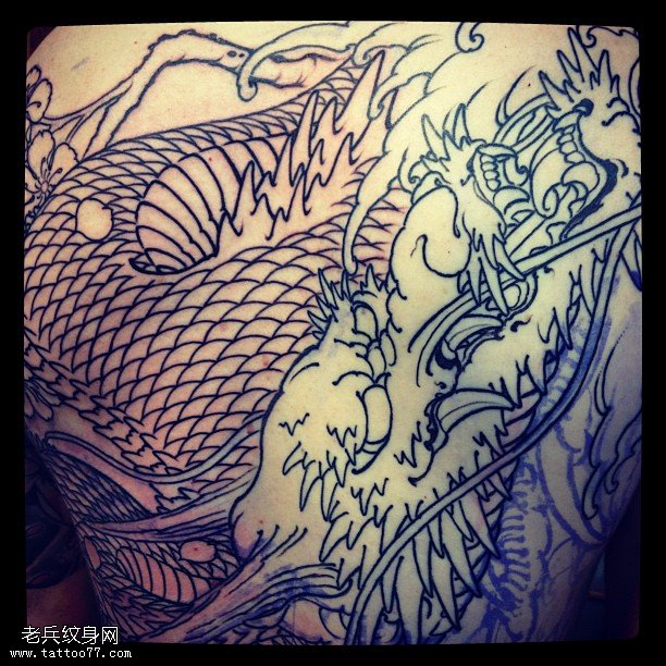 背部点刺的龙纹身图案