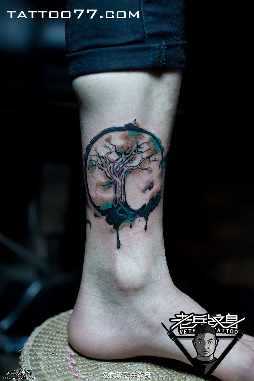 小腿泼墨树纹身图案作品
