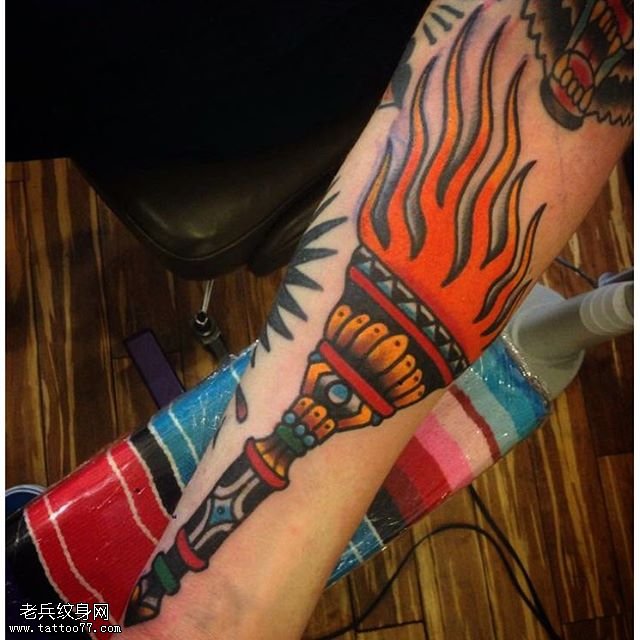 手臂的火把纹身图案