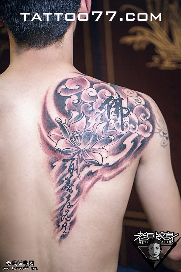 武汉纹身师打造的后背莲花汉字纹身图案作品