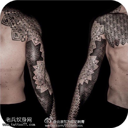 手臂的密集图腾纹身图案