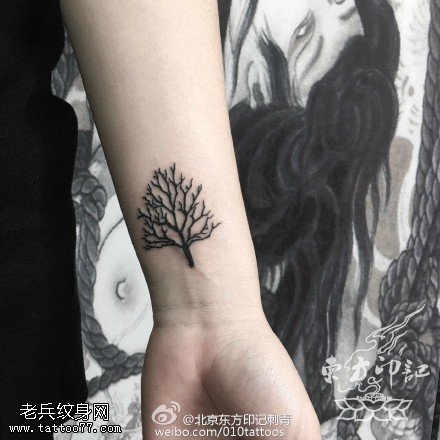 手臂的小树纹身图案
