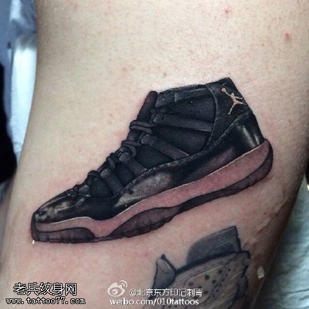 手臂的球鞋纹身图案