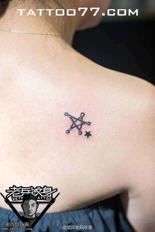 美女肩膀五角星纹身图案作品