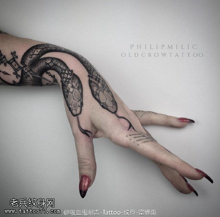 手臂蛇纹身图案