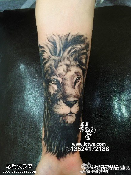 手臂复古的狮子纹身图案