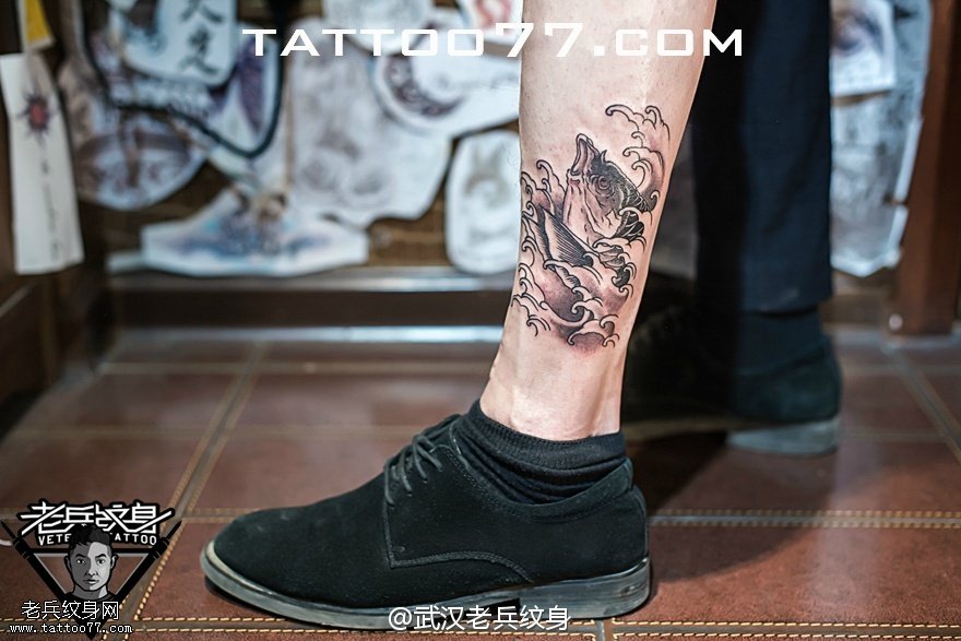 脚踝鲤鱼纹身图案作品