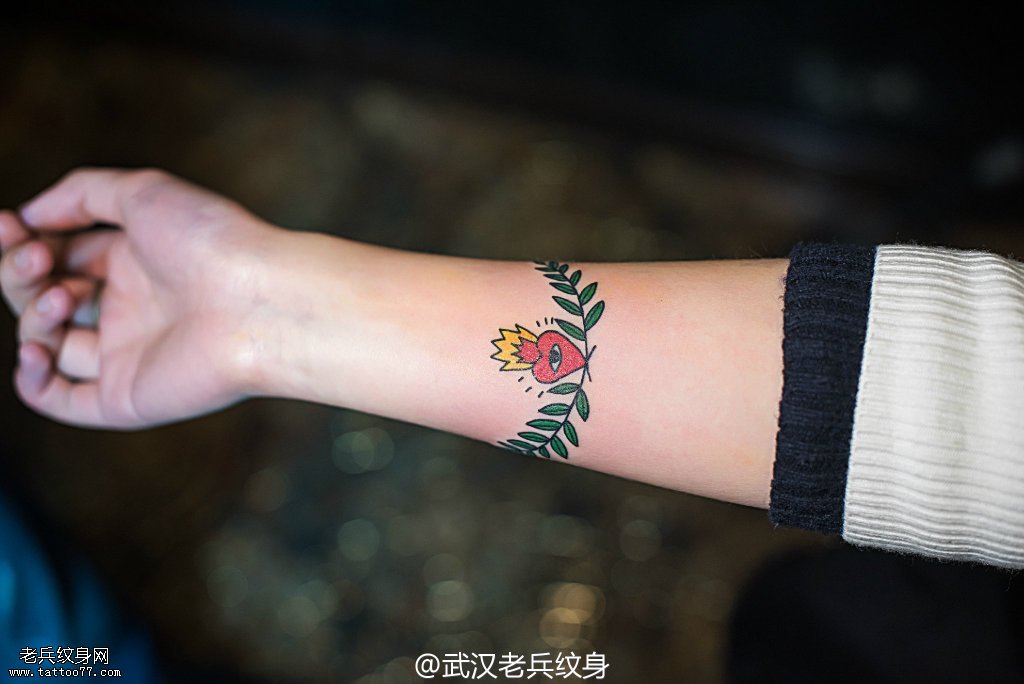 手腕花环环纹身图案作品