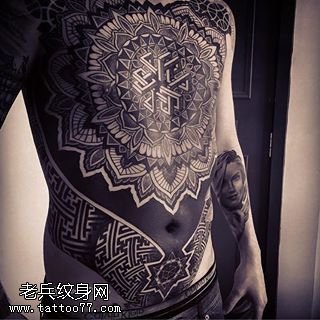 经典传统黑灰梵花纹身图案